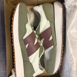 New Balance 237 Sneakers – Green & White – Women’s Size 9 – Retro Running Style